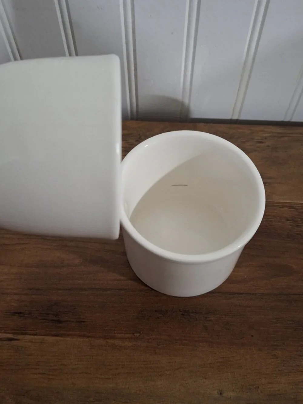 N/A white ceramic
